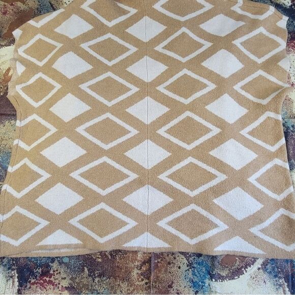 Lane Bryant Tan and White Geometric Poncho - Picture 9 of 16